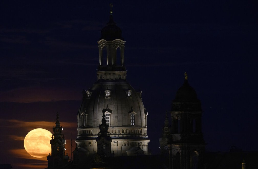 Superlua dos Cervos vista atrás da Catedral de Nossa Senhora Bendita, em Dresden, Alemanha,  — Foto: AP