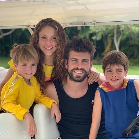 Shakira, Gerard Piqué, Sasha e Milan (Foto: reprodução/Instagram)