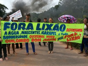Trecho em frente ao Lixão do Perema foi interditado nesta segunda-feira (30) (Foto: Adonias Silva/G1)