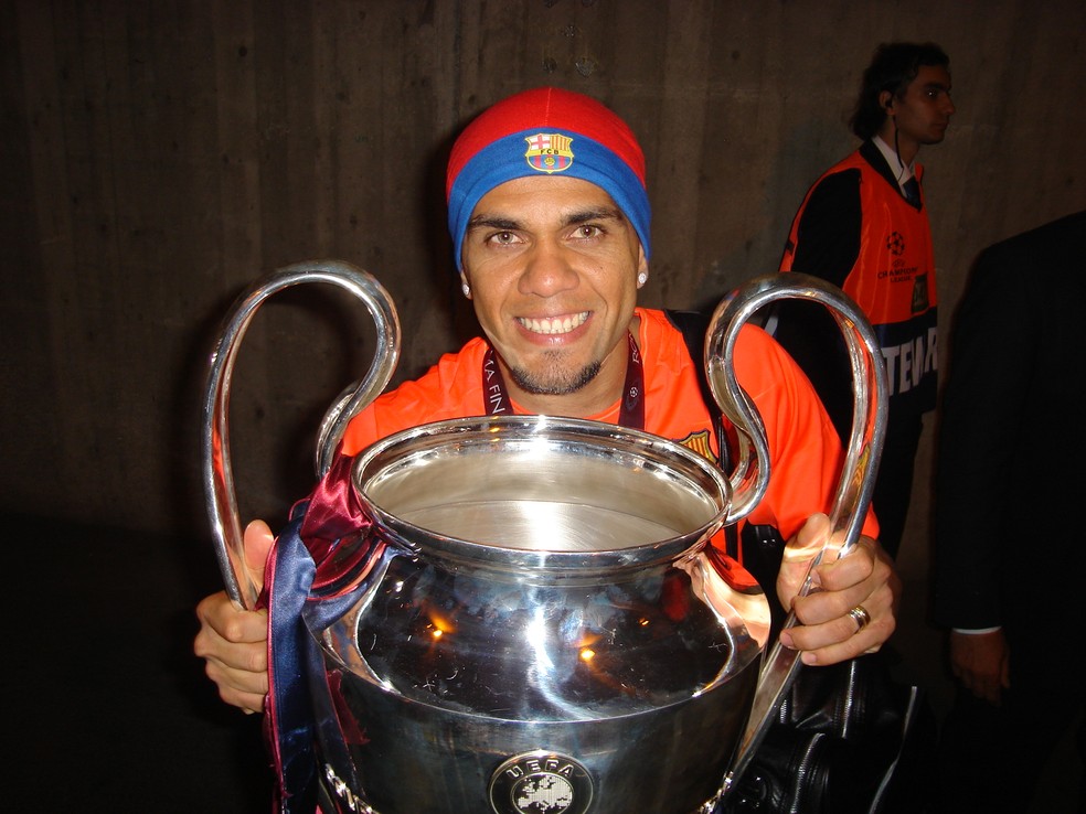 Daniel Alves é tricampeão da Champions pelo Barcelona — Foto: Marcos Felipe