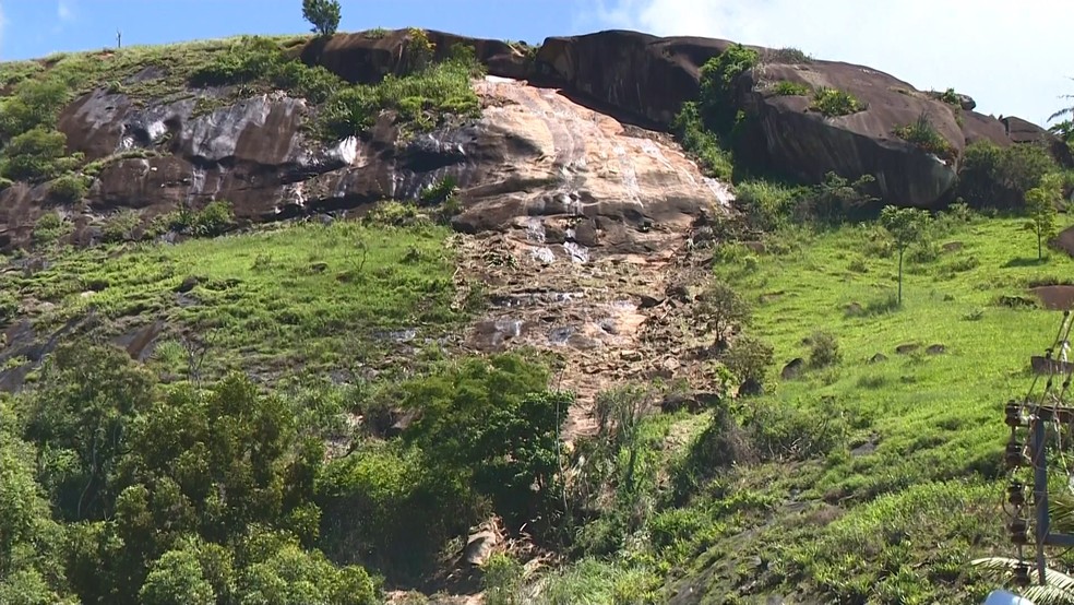 Pedra ameaÃ§a cair em Rio Novo do Sul (Foto: Luiz GonÃ§alves/ TV Gazeta)