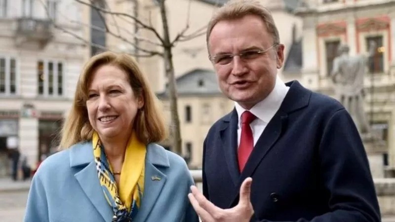 O prefeito de Leópolis, Andriy Sadovyi, com a diplomata americana Kristina Kvien (Foto: Andriy Sadovy Facebookl, via BBC News )