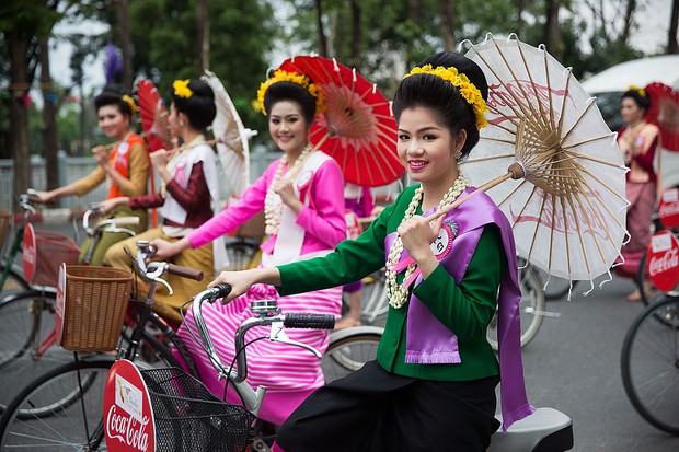 CHIANG MAI, THAILAND - APRIL 13:  Thai beauty contestants ride bicycles down the street during a Songkran parade on April 13, 2015 in Chiang Mai, Thailand. The Songkran festival, marking the traditional Thai New Year, is celebrated each year from April 13 (Foto: Getty Images)