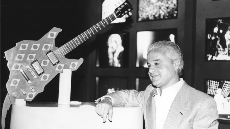 Roberto Medina e a guitarra verde e amarela que ganhou de presente do guitarrista dos Scorpions, Mathias Jabbs, em 1985 (Foto: DIVULGAÇÃO via BBC)