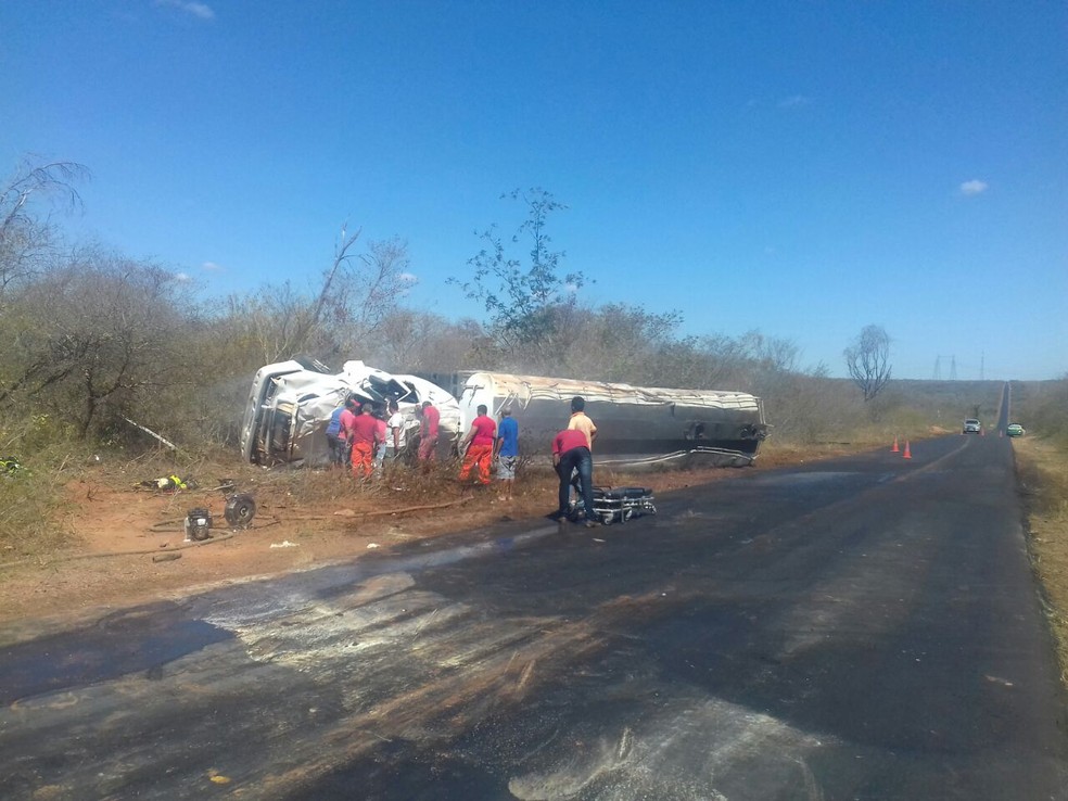 aminhão carregado de gasolina e diesel capota, deixa um morto e outro ferido na BR-135 no Sul do Piauí (Foto: PRF/Divulgação)