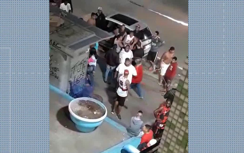 Torcedores do Flamengo dizem que estavam distribuindo alimentos para moradores de rua quando foram atacados por torcida rival  — Foto: Reprodução/TV Globo