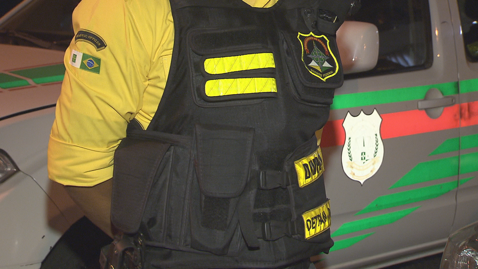 Colete à prova de balas que agente do Detran usava quando foi atingido por tiro no DF (Foto: TV Globo/Reprodução)