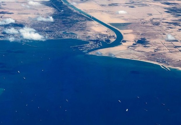 BBC Após o encalhe do navio Ever Given, centenas de navios tiveram que esperar dias para passar pelo Canal de Suez (Foto: Getty Images via BBC)