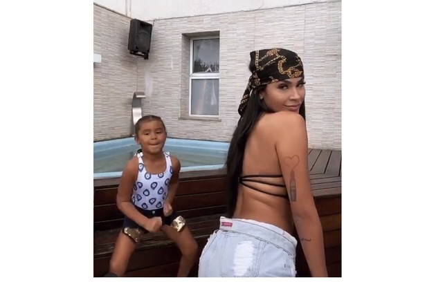Pocah com a filha na piscina de sua casa (Foto: Reprodução)