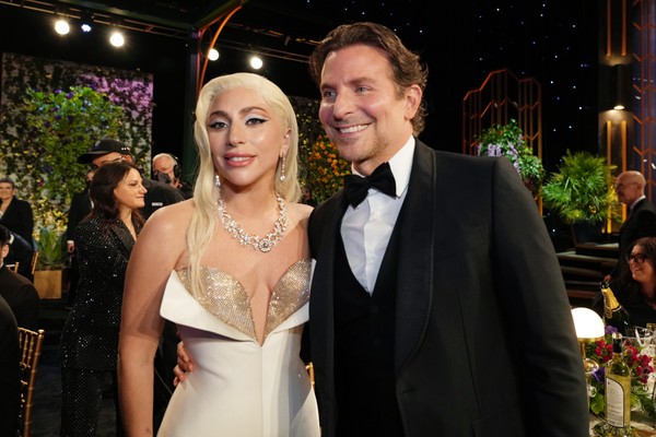 Lady Gaga e Bradley Cooper  no prêmio do Sindicato dos Atores de Hollywood (SAG Awards) em 2022 (Foto: Getty Images)