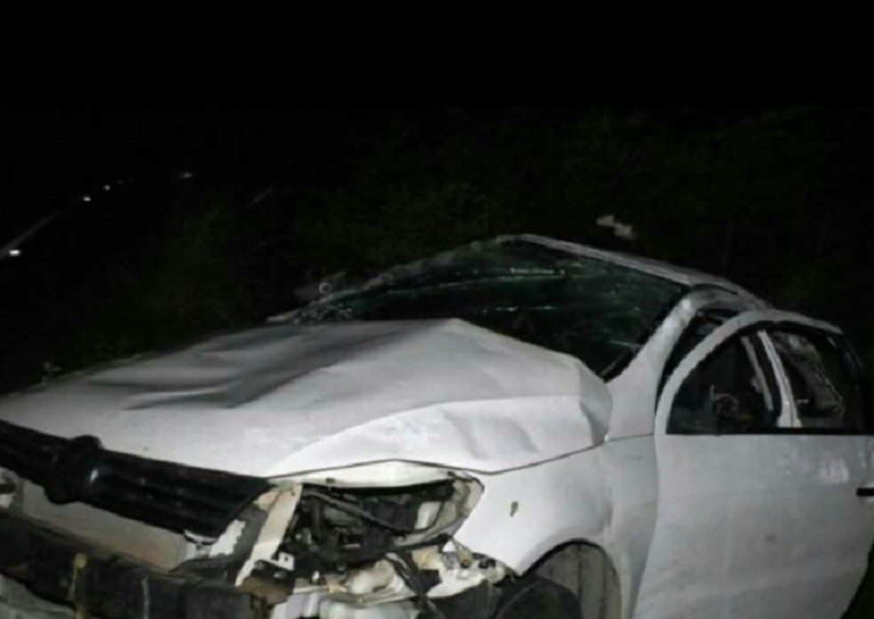 Automóvel ficou destruído. Homem morreu ainda na rodovia.  — Foto: Richard Lopes