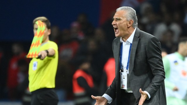 Tite grita na beira do gramado, em Brasil x Tunísia