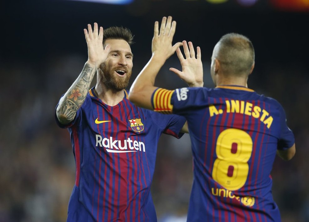 ídolos de Arthur, Messi e Iniesta devem ser companheiros de clube do volante no Barcelona, em 2019 (Foto: Reprodução / Twitter)