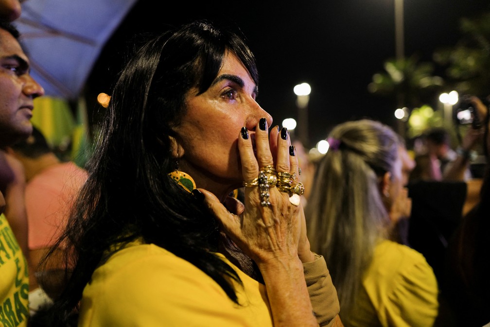 Eleitora de Bolsonaro acompanha a apuração da eleição no Rio de Janeiro — Foto: REUTERS/Lucas Landau