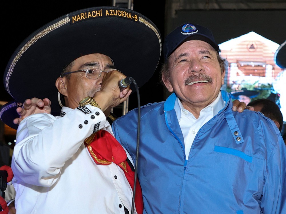 Presidente da Nicarágua, Daniel Ortega, ao lado de cantor durante evento em Manágua
