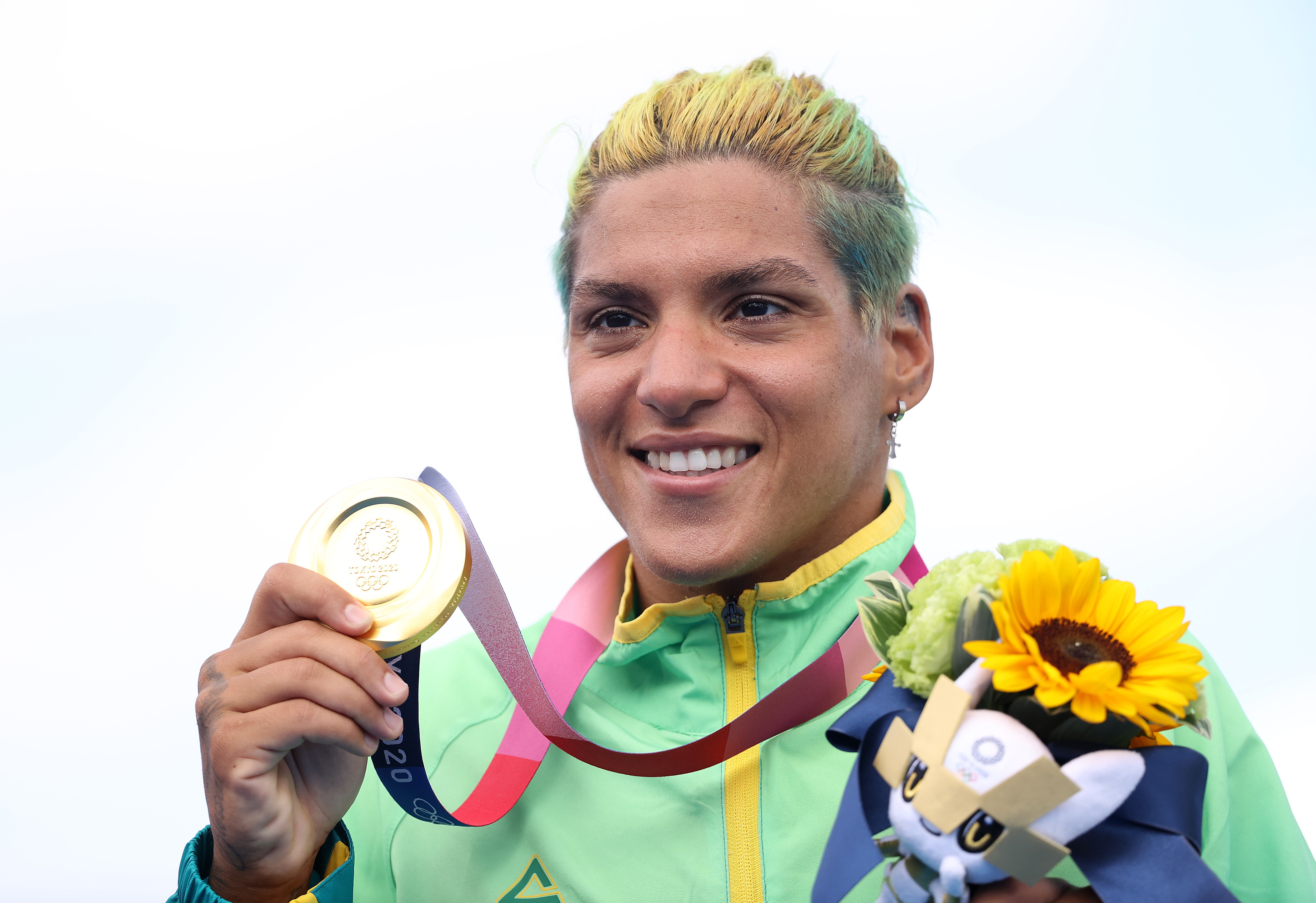 TOKYO, JAPAN - AUGUST 04: Gold medalist Ana Marcela Cunha of Team Brazil poses after the Women's 10km Marathon Swimming on day twelve of the Tokyo 2020 Olympic Games at Odaiba Marine Park on August 04, 2021 in Tokyo, Japan. (Photo by Atsushi Tomura/Getty  (Foto: Getty Images)