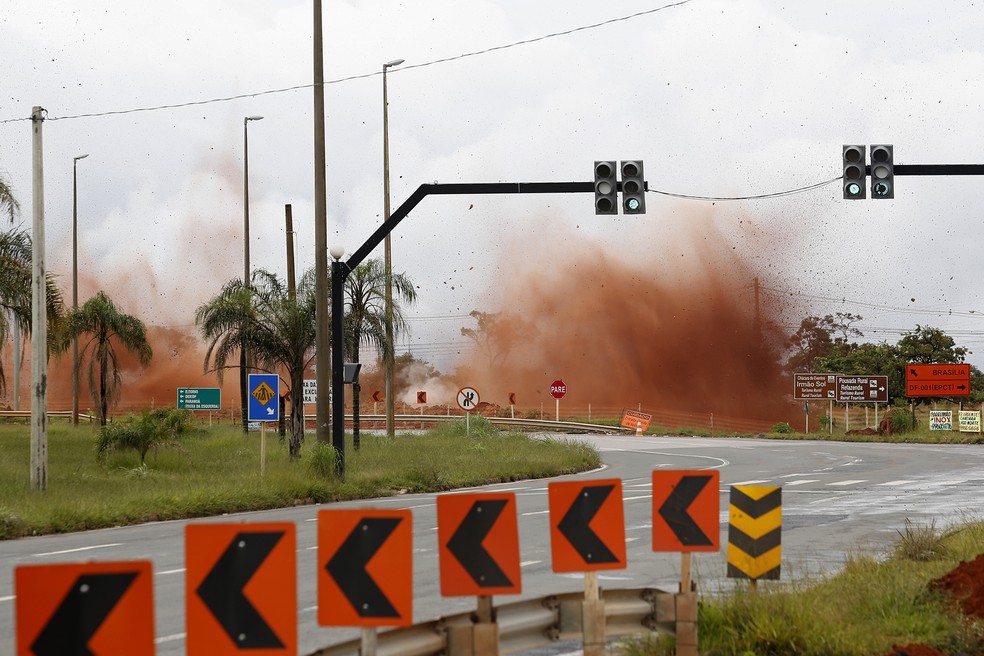 Implosão nas obras do Trevo de Triagem Norte, em Brasília, em imagem de arquivo — Foto: Dênio Simões/Agência Brasília