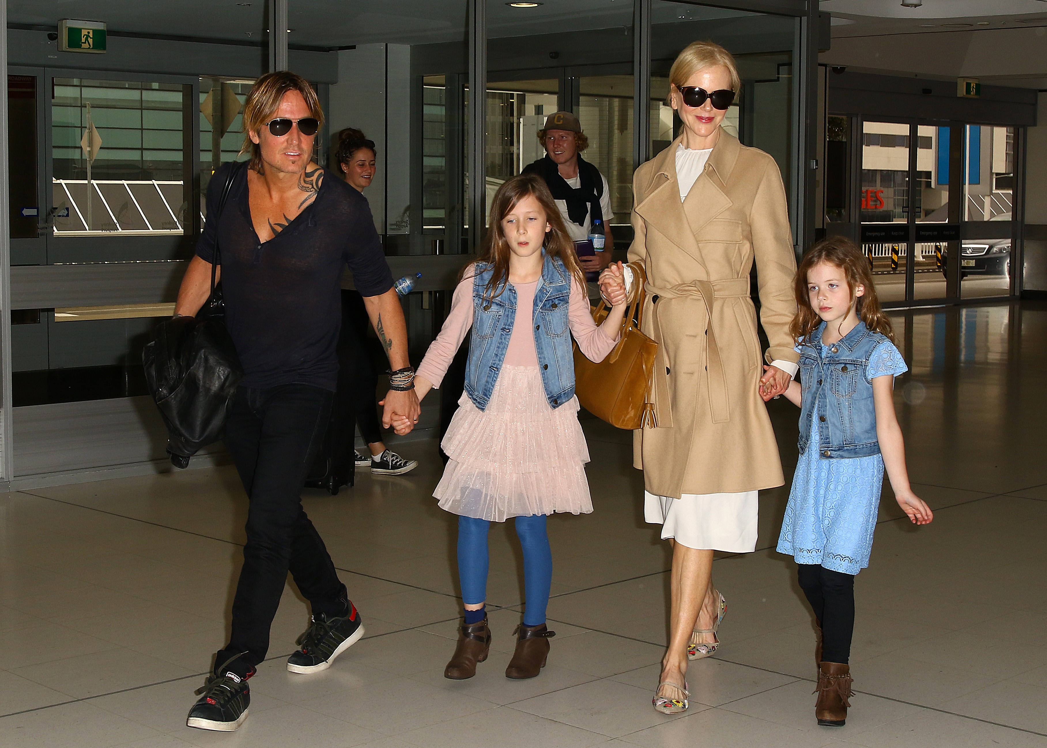 A atriz Nicole Kidman com o marido, o músico Keith Urban, e as duas filhas dos dois, Sunday e Faith (Foto: Getty Images)