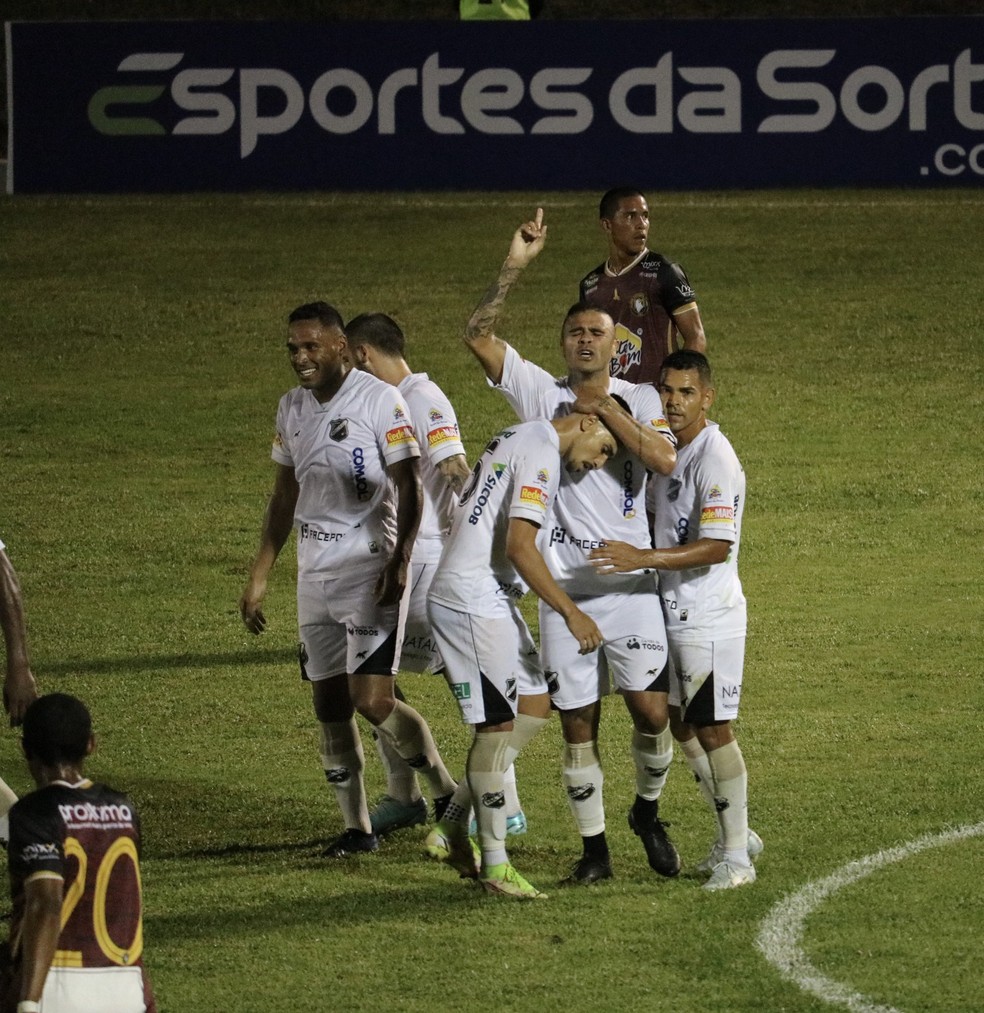 Allan Dias fez o quinto gol do ABC diante do Globo FC — Foto: Augusto César Gomes