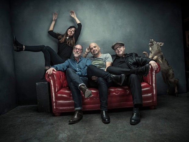 Os integrantes da banda Pixies (a partir da esquerda): a baixista Paz Lenchantin (substituta de Kim Deal), o baterista David Lovering, o guitarrista Joey Santiago e o cantor e guitarrista Black Francis (Foto: Divulgação)