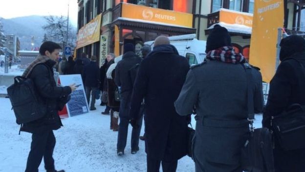Há sempre longas filas causadas pela segurança em Davos (Foto: BBC)