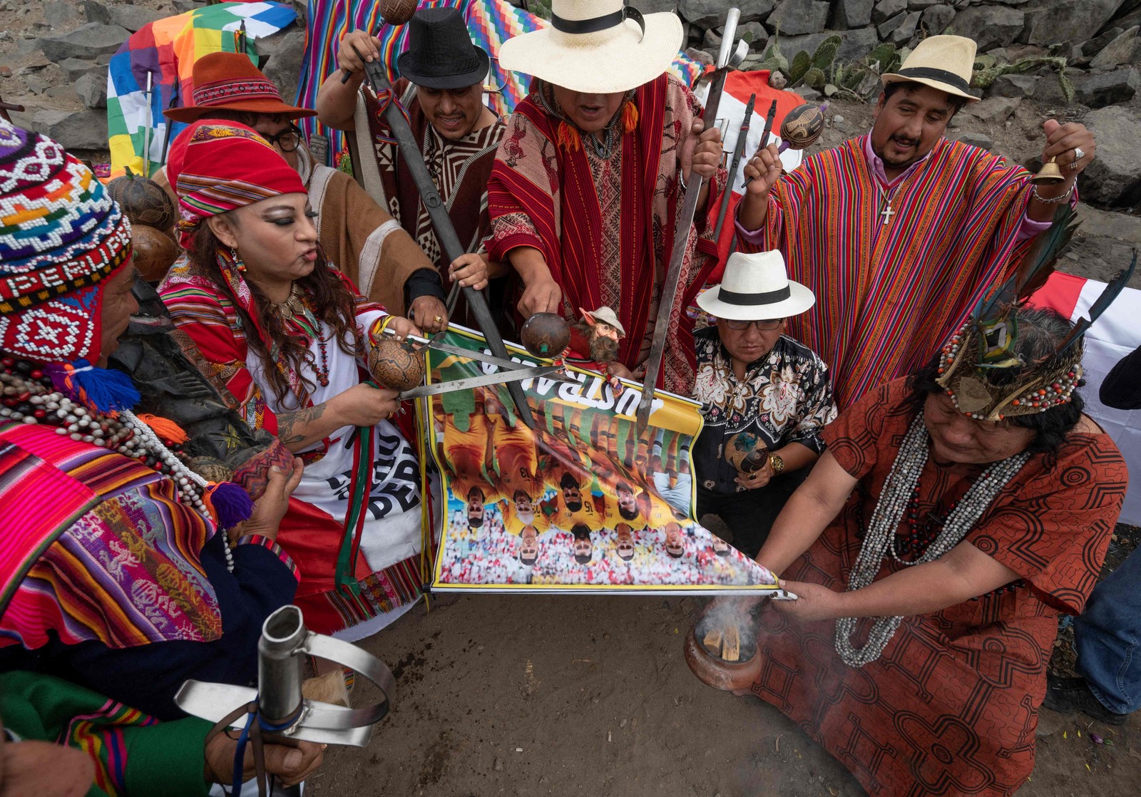 Xamãs peruanos realizam um ritual em Lima em apoio à seleção do Peru — Foto: CRIS BOURONCLE/AFP