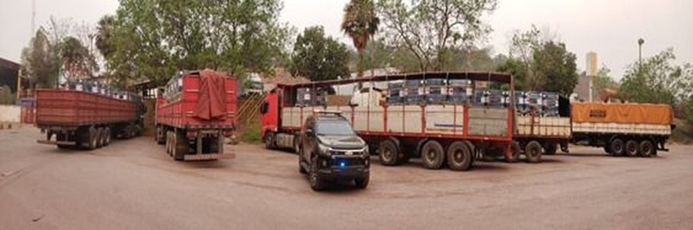 Caminhões com barris cheios de acetato de tetila — Foto: PF/Divulgação