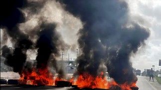 Manifestantes atearam fogo em pneus, interditando a BR-101 no trecho de Umbaúba — Foto: Daniel Rezende