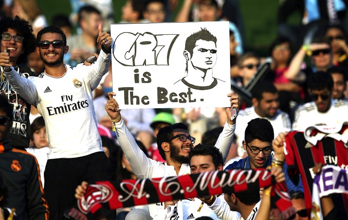 torcida com cartaz para Cristiano Ronaldo em amistoso Real Madrid x Milan (Foto: EFE)