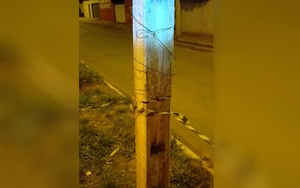 Armadilha de arame amarrada em poste de Formosa — Foto: Reprodução/TV Anhanguera
