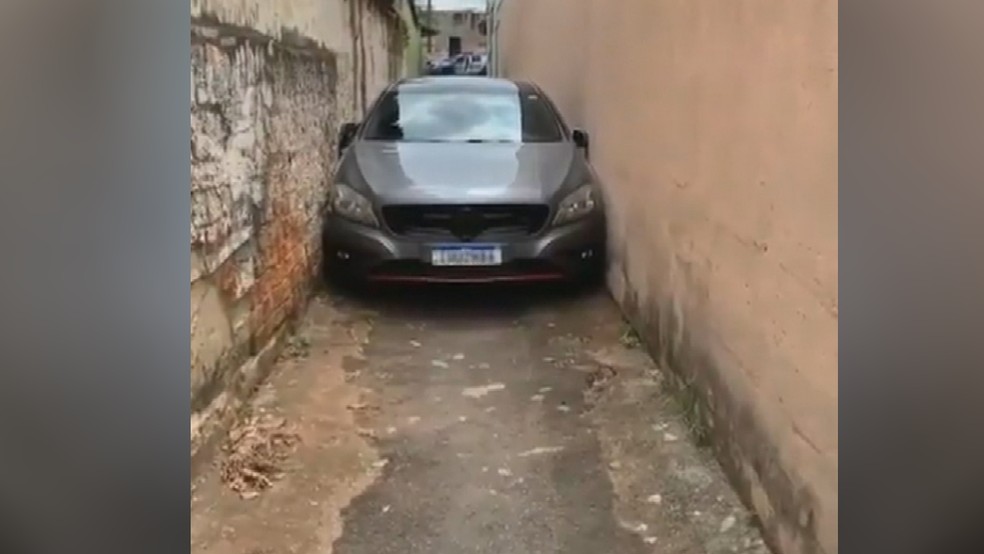 Carro fica entalado em viela de Goiânia — Foto: Reprodução/TV Anhanguera