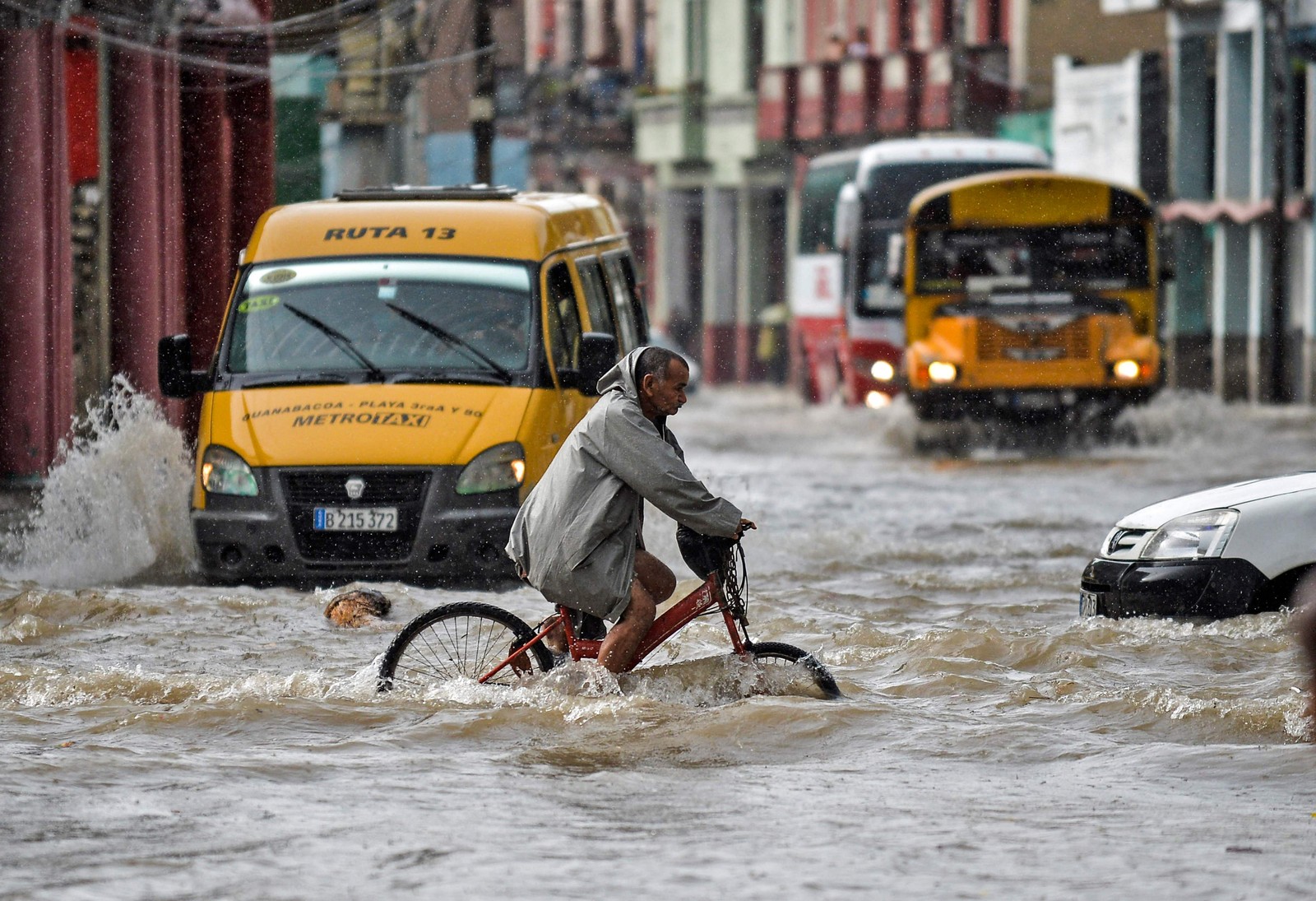 As fortes chuvas dos remanescentes do furacão Agatha inundaram grande parte do oeste de Cuba na semana passada, matando pelo menos três pessoas em Havana — Foto: YAMIL LAGE / AFP