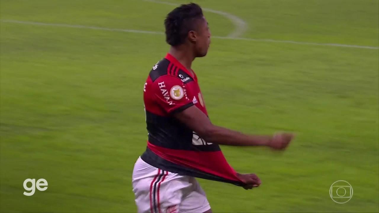 Aos 24 min do 2º tempo - gol de dentro da área de Bruno Henrique do Flamengo contra o São Paulo