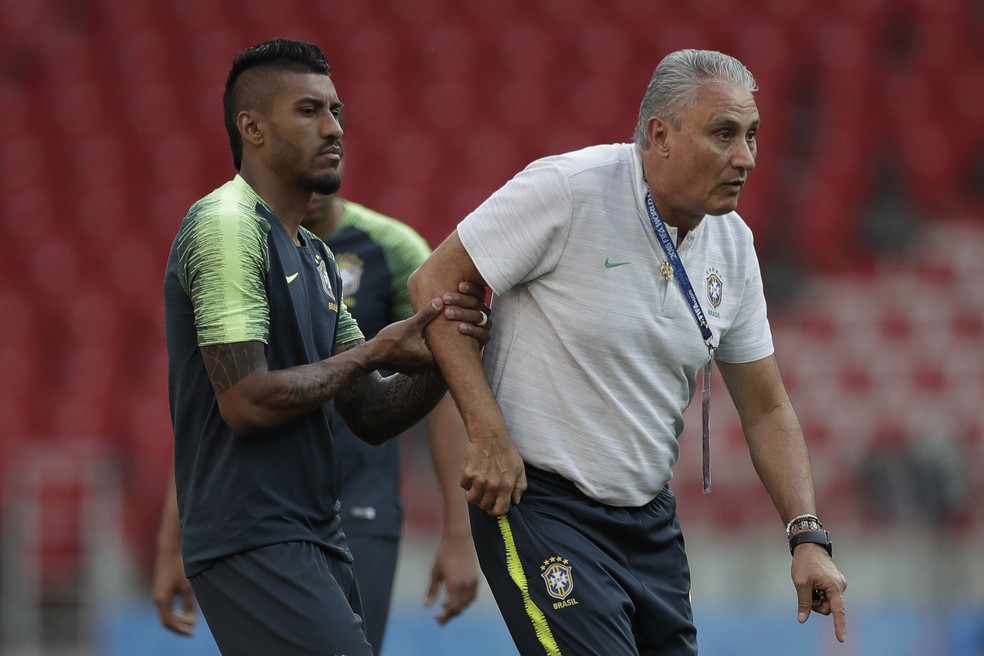 Tite orienta Paulinho no último treino antes do jogo: Brasil joga pelo empate para avançar, mas derrota elimina (Foto: Pedro Martins / MoWA Press)