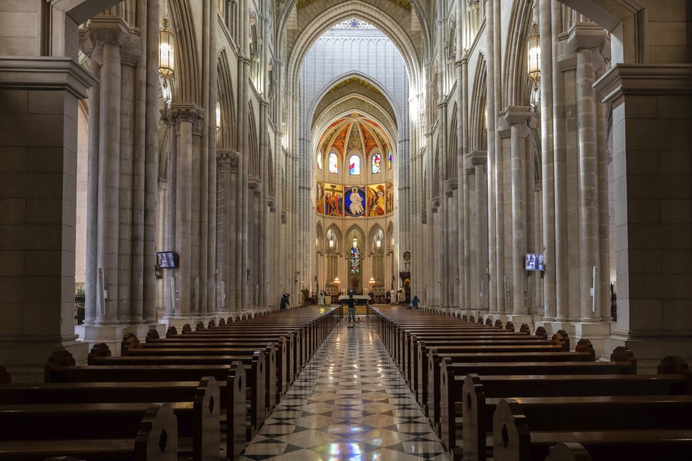 12 de abril - O arcebispo Carlos Osoro celebra uma missa do domingo de Páscoa dentro da catedral vazia de Almudena, em Madri, Espanha, em meio à pandemia do coronavírus — Foto: Bernat Armangue/AP