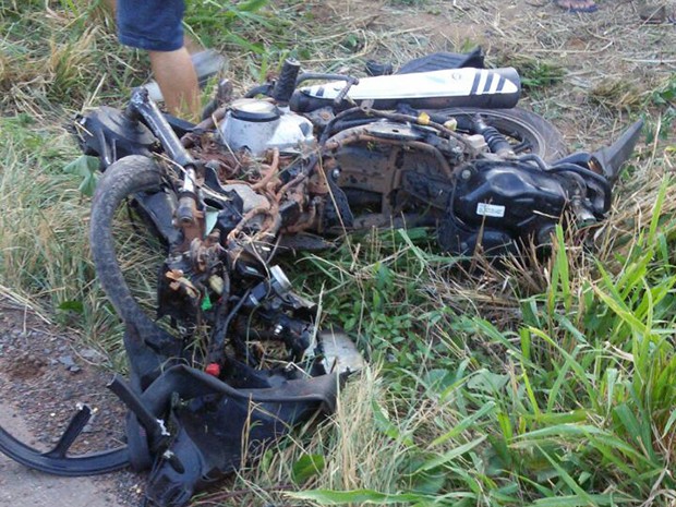 Uma das motocicletas ficou completamente destruída após a colisão (Foto: Divulgação/PRF)