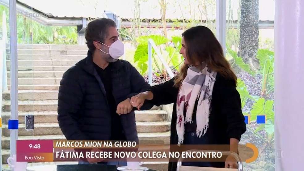 Fátima Bernardes recebe Marcos Mion na praça de alimentação da Globo — Foto: TV Globo