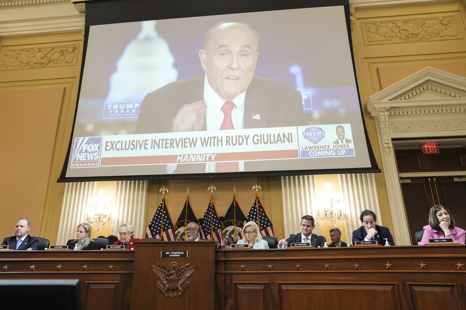 Em audiência sobre os ataques de 6 de janeiro de 2021, telão mostra imagem de Rudolph Giuliani em transmissão da Fox News