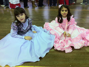 Maria Augusta e Anita usaram vestido de prenda (Foto: Roberta Lemes/G1 RS)