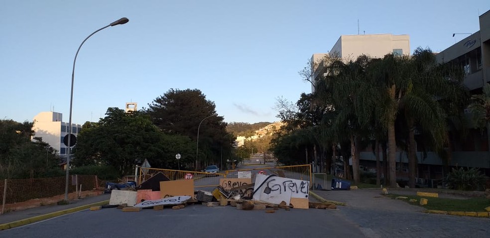 Barricada na entrada da UFSC em Florianópolis — Foto: Júlio Ettore/ NSC TV