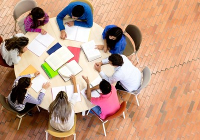 Grupo de jovens estuda em universidade (Foto: Shutterstock)
