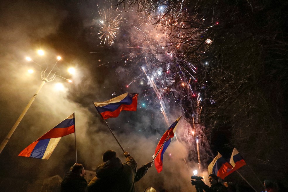 Rebeldes pró-Rússia comemoram em Donetsk, na Ucrânia, após Putin reconhecer, nesta segunda-feira (21) a independência das regiões separatistas.  — Foto: REUTERS/Alexander Ermochenko