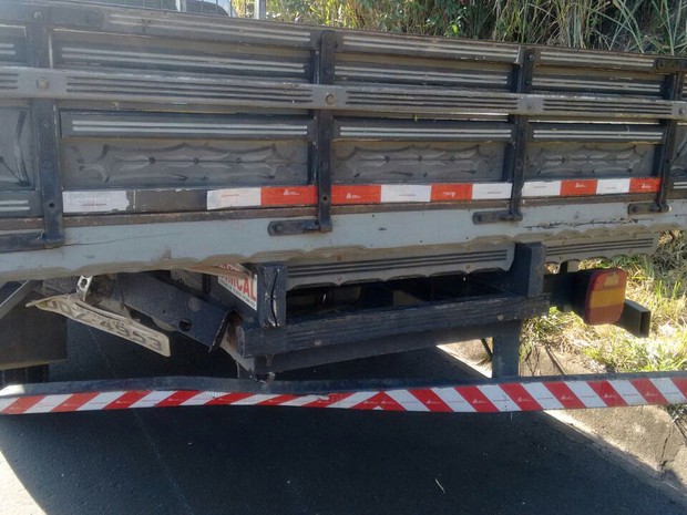 Motociclista atingiu caminhão em acidente na SP-304 em Piracicaba (Foto: Edijan Del Santo/EPTV)