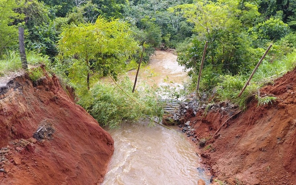 Trânsito da rodovia está sendo desviado — Foto: Divulgação/DER