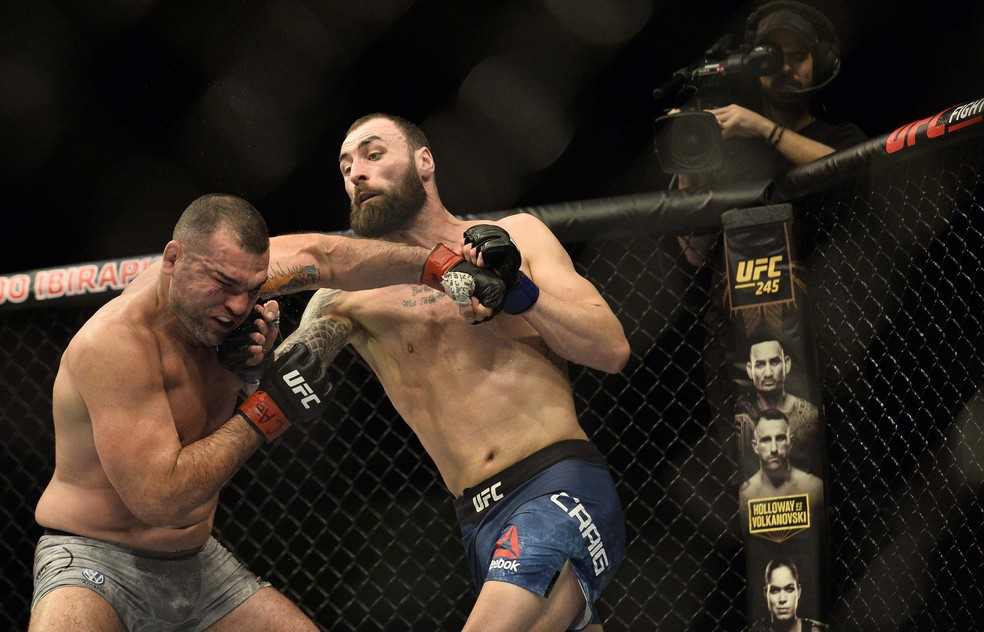 Mauricio Shogun é acertado por Paul Craig no UFC São Paulo — Foto: Marcos Ribolli