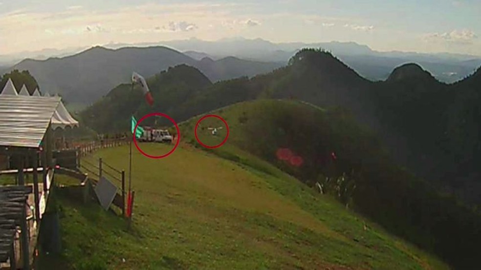 Câmera do Monjolo mostra momento da chegada do helicóptero de resgate do piloto morto ao cair de parapente em Baixo Guandu (Foto: Reprodução/ AVLBG)