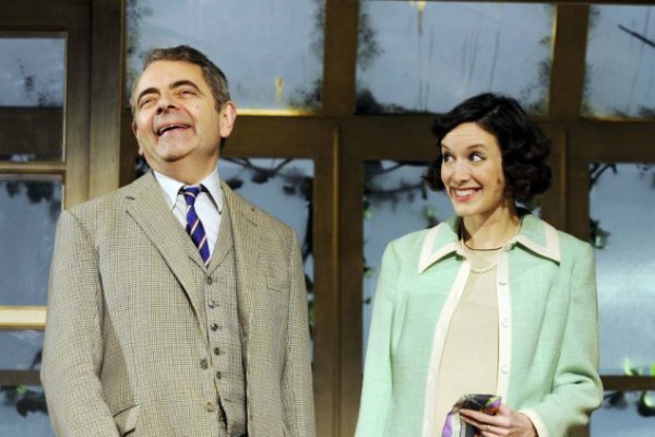 Rowan Atkinson e Louise Ford durante encenação de uma peça em Londres (Foto: Divulgação)