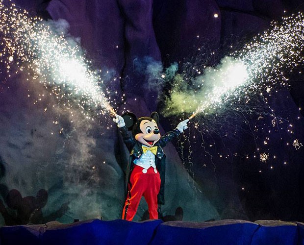 Mickey é o anfitrião do Fantasmic!, um espetáculo de fogos, luzes e água (Foto: Divulgação/Walt Disney World)