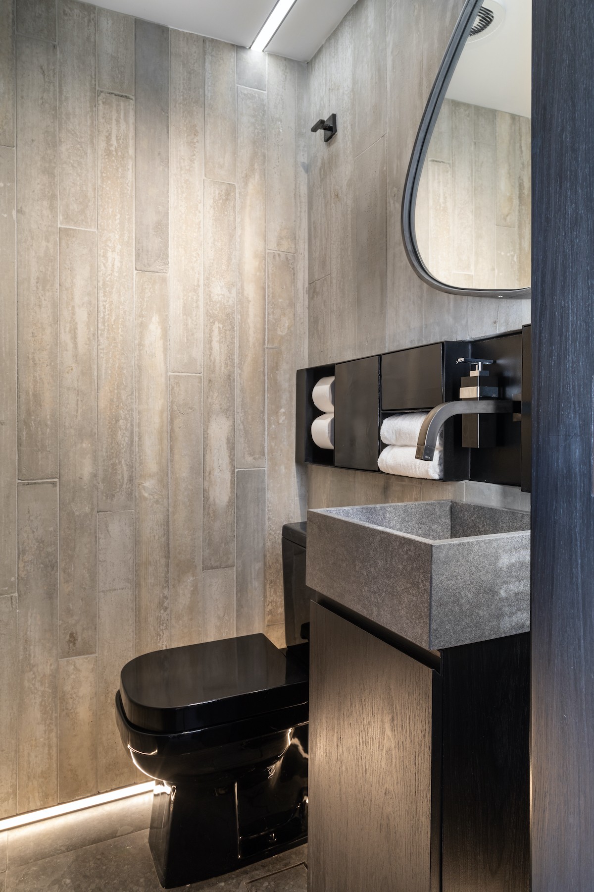 BANHEIRO | Os tons sóbrios tornam o banheiro mais elegante e sofisticado. Metais são da Deca (Foto: Evelyn Müller / Divulgação)