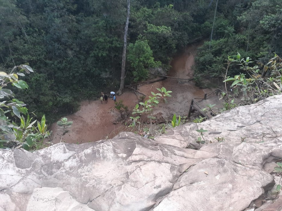 100 banhistas foram retirados da Cachoeira da Mulata em Jaciara — Foto: Polícia Militar de Mato Grosso